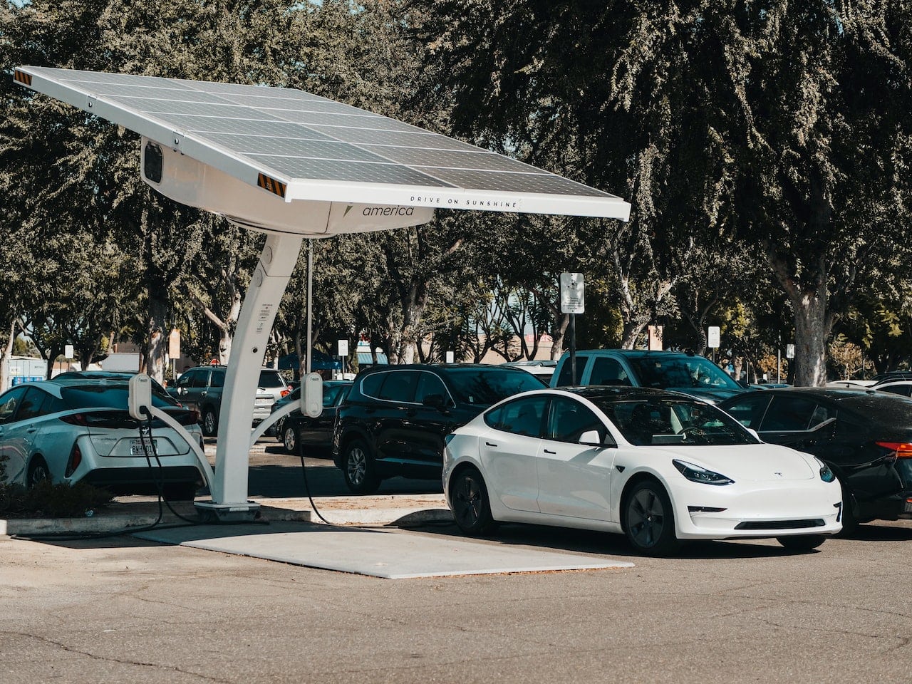 Solar-charging-station-michigan.